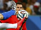 ecký fotbalista Sokratis Papastathopoulos bojuje s kostarickým útoníkem...