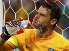 ecký branká Orestis Karnezis bhem osmifinálového utkání na MS proti...