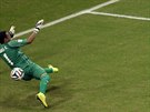 Kostarický gólman Keylor Navas (vlevo) vyráí stelu eckého útoníka Dimitrise...