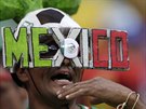 VYHLÍÍ VÝHRU. Mexický fanouek ped utkáním proti Chorvatsku.