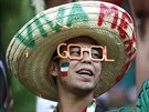 VYHLÍÍ POSTUP? Mexický fanouek ped utkáním proti Chorvatsku.