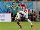 TSNÝ SOUBOJ. Andres Guardado (vlevo) vs. Darijo Srna.