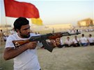 íitský dobrovolník se v Nadáfu pipravuje k boji proti sunnitským militantm.