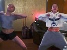 Miley Cyrusová s mladí sestrou Noah trénuje twerking.