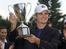 Kevin Streelman s trofejí pro vítze turnaje Travelers Championship v