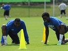 Franci Litsingi (vlevo) a Chukwudi Chukwuma na prvním tréninku fotbalist