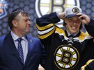 David Pastrák pi draftu NHL pózuje v dresu Bostonu. 