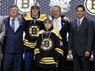 David Pastrák pi draftu NHL pózuje v dresu Bostonu. 