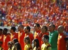 Nizozemtí fotbalisté zpívají hymnu ped zápasem mistrovství svta.