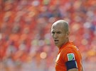 Nizozemský ofenzivní záloník Arjen Robben sleduje mí bhem zápasu mistrovství...