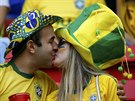 Braziltí fanouci pózují fotografm ped zápasem mistrovství svta.