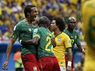 Kamerunský obránce Joel Matip (vlevo) se raduje ze svého gólu do brazilské...