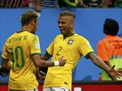 Brazilský obránce Dani Alvés blahopeje Neymarovi ke vstelenému gólu.