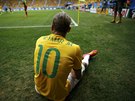 Brazilský útoník Neymar sedí na zemi a diví se, e rozhodí po pedchozím...