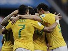 Braziltí fotbalisté se radují ze vsteleného gólu.