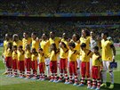 Braziltí fotbalisté zpívají hymnu ped osmifinále mistrovství svta.