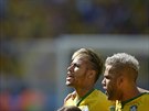 Braziltí fotbalisté Neymar (vlevo) a Dani Alvés zpívají národní hymnu.