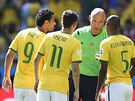 Braziltí fotbalisté diskutují s rozhodím Howardem Webbem.