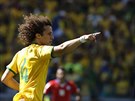 Brazilský fotbalista David Luiz slaví gól svého týmu.