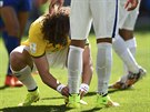 Brazilský obránce David Luiz zavazuje svému spoluhrái tkaniku.