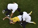 Brazilský útoník Neymar v péi realizaního týmu po pedchozím faulu.