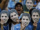 Uruguaytí fanouci v maskák Luise Suáreze bhem osmifinálového zápasu...