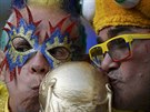 Kolumbijtí fanouci líbají repliku poháru pro mistry svta.