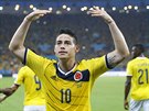 Kolumbijský záloník James Rodriguez se raduje ze vsteleného gólu v osmifinále...