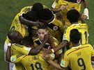 Kolumbijtí fotbalisté se radují z gólu v osmifinále mistrovství svta.