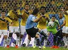 Urugyuayský útoník Edinson Cavani stílí z pímého volného kopu v osmifinále...