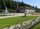 Lázeňský park v Luhačovicích je po obnově výrazně prosvětlený. Květinové záhony...