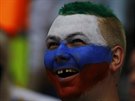 VYDRÍ MU ÚSMV? Ruský fanouek v hlediti stadionu Maracaná ped utkáním proti...