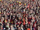 PODPORA NA DÁLKU. Tisíce belgických fanouk drí palce svému týmu na...