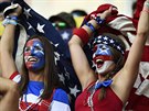 S AMERICKÝMI HVZDAMI. Píznivkyn USA se rozehívají v hlediti stadionu v...