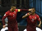 RYCHLÝ GÓL. Portugalec Christiano Ronaldo (vlevo) gratuluje svému spolurái...