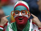 CO UVIDÍME? Íránský fanouek v hlediti vyhlíí zaátek zápasu proti Bosn.