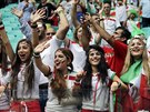 DÁMSKÁ PODPORA. Íránským fotbalistm drela palce v zápase proti Bosn i ada...