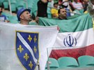 SCHOVANÍ ZA VLAJKOU. Bosenský (vlevo) a íránský fanouek v hlediti stadionu...
