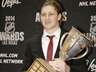 Nathan MacKinnon z Colorada s Calder Trophy pro neklepího nováka uplynulé...