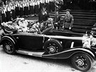 Herman Göring v kabrioletu na své svatb s Emmy Sonnemannovou v Berlín v roce...