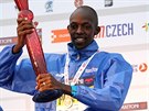 Geoffrey Ronoh s trofejí pro vítze Olomouckého plmaratonu