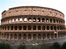 Koloseum patí mezi nejzachovalejí památky antického íma, z jedné strany...