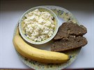 Banánovo-avokádový chléb s chia semínky je dobrý servírován s ricottou