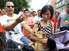 Aktivisté vykupují psi nabízené na jü-linském festivalu (ína, 20. ervna 2014).