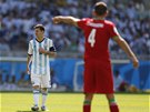 NA TOHO BACHA! Fotbalisté Íránu steí argentinskou hvzdu Lionela Messiho.