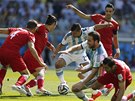 TEKÉ DOBÝVANÍ. Fotbalisté Íránu (v erveném) li do zápasu s Argentinou s