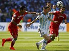 NESAHEJTE NA M. Lionel Messi z Argentiny se snaí prchnout fotbalistm Íránu.