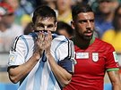 TRÁPENÍ. Argentinský útoník Lionel Messi (vlevo) v utkání s Íránem.
