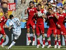 PÍMÝ KOP. Argentinský útoník Lionel Messi pálí na íránskou bránu.