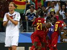 OTOILI SKÓRE. Fotbalisté Ghany se radují z druhého gólu proti Nmecku.